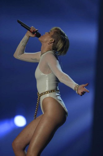 Miley, Cyrus, fuma, spinello, ema,cantante,musica,news,notizie,vip,star,Mtv,miglior video "Wrecking Ball"